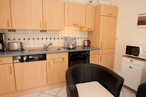 Apartment | Private kitchen | Fridge, microwave, stovetop, dishwasher - Ferienwohnung in Carolinensiel für 2 Personen und ein Kleinkind 50166 (Wittmund)