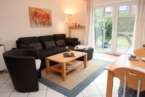 Apartment | Living room | TV - Ferienwohnung in Carolinensiel für 2 Personen und ein Kleinkind 50166 (Wittmund)