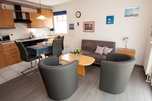 Apartment | Living room | TV - Ferienwohnung in Carolinensiel für 2 Personen und ein Kleinkind 50159 (Wittmund)