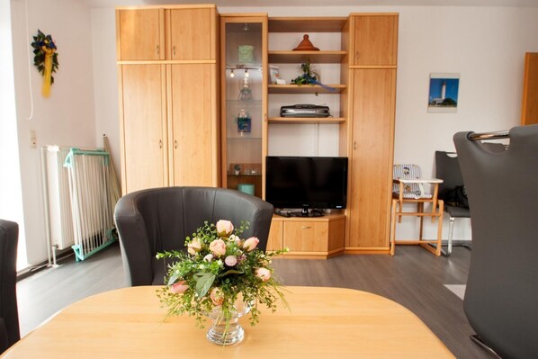 Apartment | Living room | TV - Ferienwohnung in Carolinensiel für 2 Personen und ein Kleinkind 50159 (Wittmund)