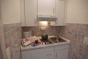 Apartment | Eigene Küche | Kühlschrank, Mikrowelle, Herdplatte, Wasserkocher mit Kaffee-/Teezubehör