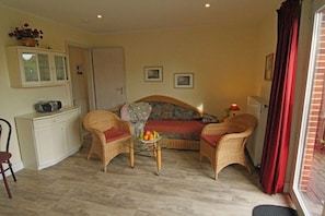 Apartment | Wohnzimmer | Fernseher, DVD-Player