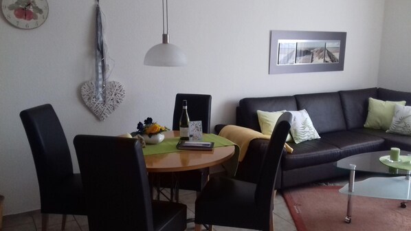 Apartment | Wohnzimmer | Fernseher, DVD-Player