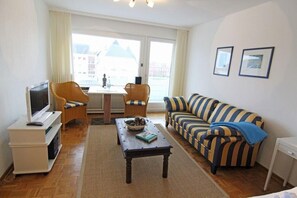 Apartment | Wohnzimmer | Fernseher, DVD-Player