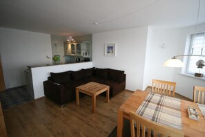 Apartment | Wohnzimmer | Fernseher, DVD-Player