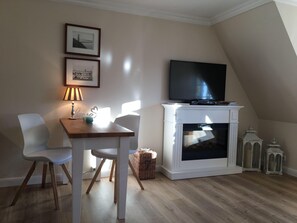 Lägenhet | Vardagsrum | Tv och eldstad