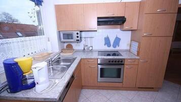 Apartment (Ferienwohnung Becker in Werdum) | Private kitchen | Fridge, highchair