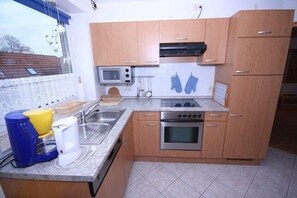 Apartment (Ferienwohnung Becker in Werdum) | Eigene Küche | Kühlschrank, Hochstuhl