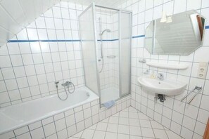 Apartment (Ferienwohnung Becker in Werdum) | Bathroom | Rainfall showerhead