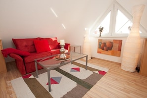 Apartment | Wohnzimmer | Fernseher, Kamin, DVD-Player