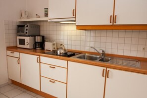 Apartment | Eigene Küche | Kühlschrank, Mikrowelle, Herdplatte, Wasserkocher mit Kaffee-/Teezubehör