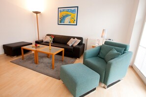 Apartemen | Ruang keluarga | TV