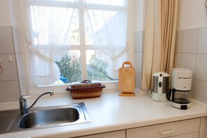 Apartment | Eigene Küche | Kühlschrank, Mikrowelle, Herdplatte, Wasserkocher mit Kaffee-/Teezubehör