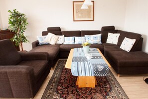 Huoneisto | Olohuone | Televisio, DVD-soitin