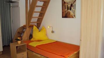 2 kamar tidur dan tempat tidur bayi