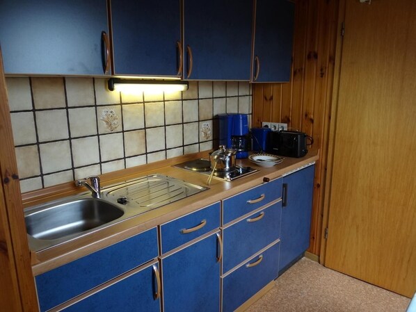 Apartment | Eigene Küche | Kühlschrank, Mikrowelle, Herdplatte, Wasserkocher mit Kaffee-/Teezubehör