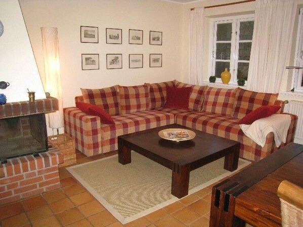 Apartamento | Sala de estar | Una televisión, una chimenea