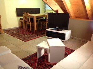 Apartment | Wohnzimmer | Fernseher