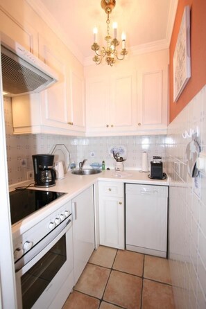 Apartment | Private kitchen | Fridge, stovetop, dishwasher, coffee/tea maker - Haus Atlantik - Pelzer "meerblick" (Sylt)