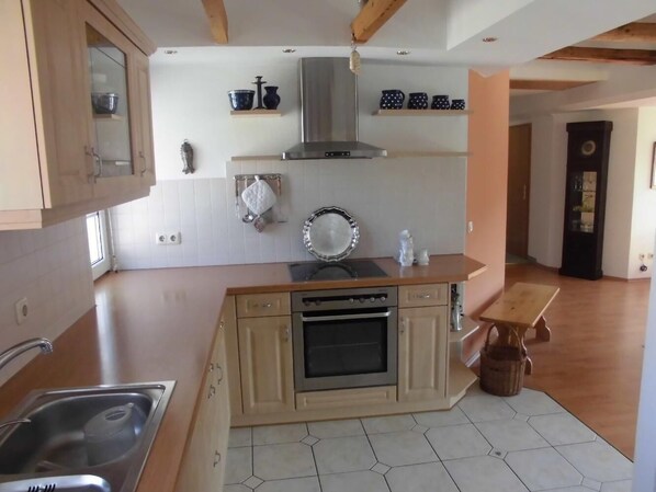 Departamento | Cocina privada | Refrigerador, parrilla de estufa, lavavajillas y cafetera y tetera 