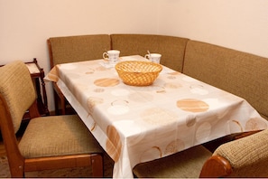 Apartment | Essbereich im Zimmer