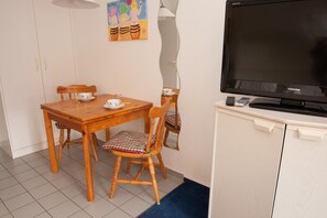 Apartment | Eigene Küche | Kühlschrank, Mikrowelle, Herdplatte, Wasserkocher mit Kaffee-/Teezubehör