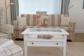 Apartment | Wohnzimmer | Fernseher, DVD-Player