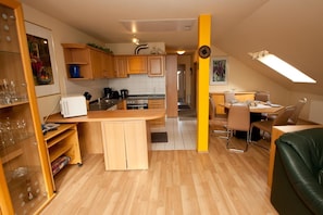 Apartment | Eigene Küche | Kühlschrank, Mikrowelle, Herdplatte, Geschirrspüler