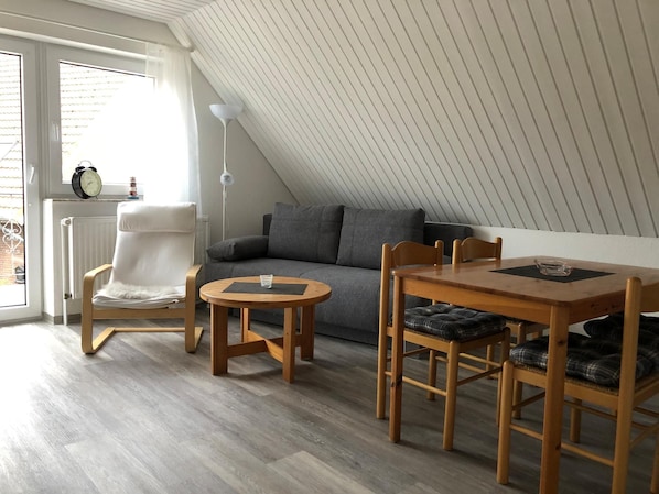 Apartemen | Ruang keluarga | TV