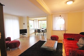 Apartment | Wohnzimmer | Fernseher, DVD-Player