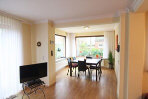 Apartment | Wohnzimmer | Fernseher, DVD-Player