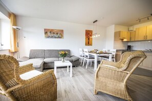 Apartment | Wohnzimmer | Fernseher, DVD-Player