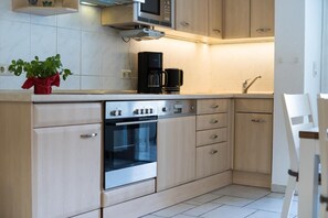 Appartement | Privékeuken | Een koelkast, een magnetron, een kookplaat, een vaatwasser