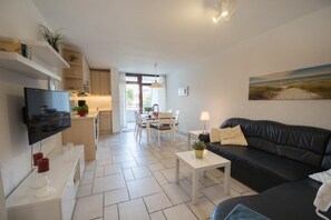 Apartment | Wohnzimmer | Fernseher, DVD-Player