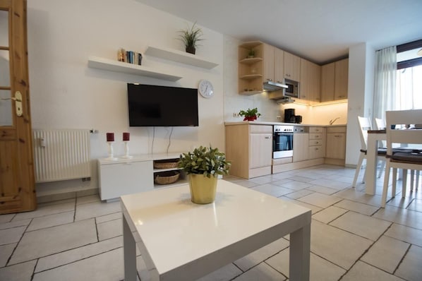 Appartement | Woonkamer | Een televisie en een dvd-speler