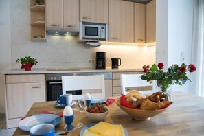 Appartement | Privékeuken | Een koelkast, een magnetron, een kookplaat, een vaatwasser