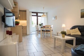 Appartement | Woonkamer | Een televisie en een dvd-speler