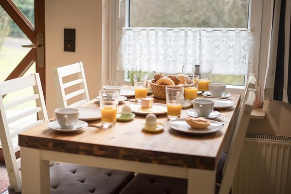 อพาร์ทเมนท์ | ครัวส่วนตัว | ตู้เย็น, ไมโครเวฟ, เตาประกอบอาหาร, เครื่องชงกาแฟ/ชา