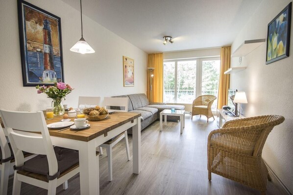 Apartment | Wohnzimmer | Fernseher, DVD-Player