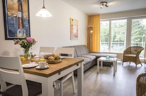 Apartment | Wohnzimmer | Fernseher, DVD-Player