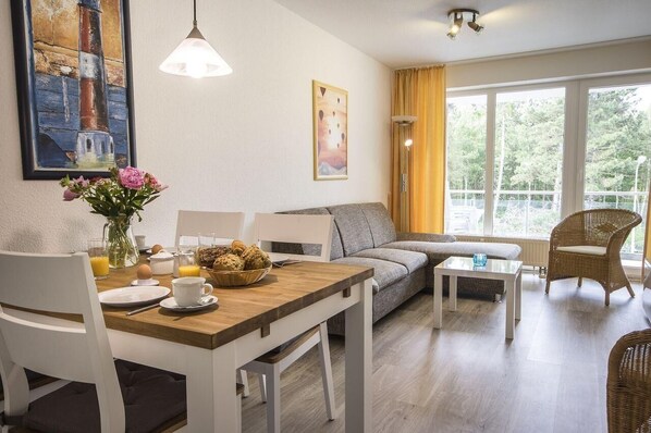 Apartment | Wohnzimmer | Fernseher, DVD-Player