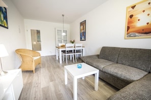 Apartment | Wohnzimmer | Fernseher, DVD-Player