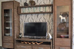 Apartment (Encore FIVE) | Wohnzimmer | Fernseher