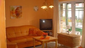 Apartment | Living room | TV, fireplace, DVD player - Haus Koralle Wohnung Rechts (Boltenhagen)
