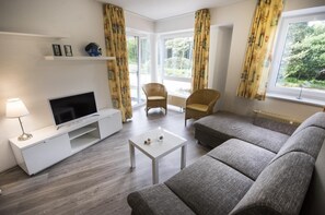 Apartment | Wohnzimmer | Fernseher, DVD-Player