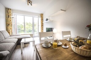 Apartment | Wohnzimmer | Fernseher, DVD-Player