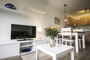 Apartment | Wohnzimmer | Fernseher, DVD-Player