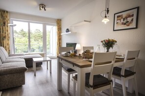 Apartment | Wohnzimmer | Fernseher, DVD-Player