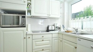 Appartamento | Cucina privata | Macchina per tè/caffè, frigorifero, microonde, piano cottura
