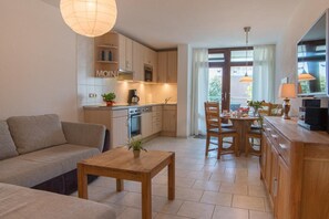 Apartment | Wohnzimmer | Fernseher, DVD-Player